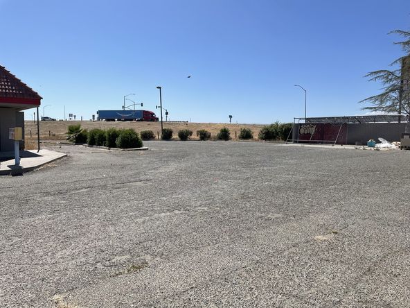 Freestanding Freeway Visible Restaurant + Equipment : 25014 W Dorris Ave, Coalinga, CA 93210